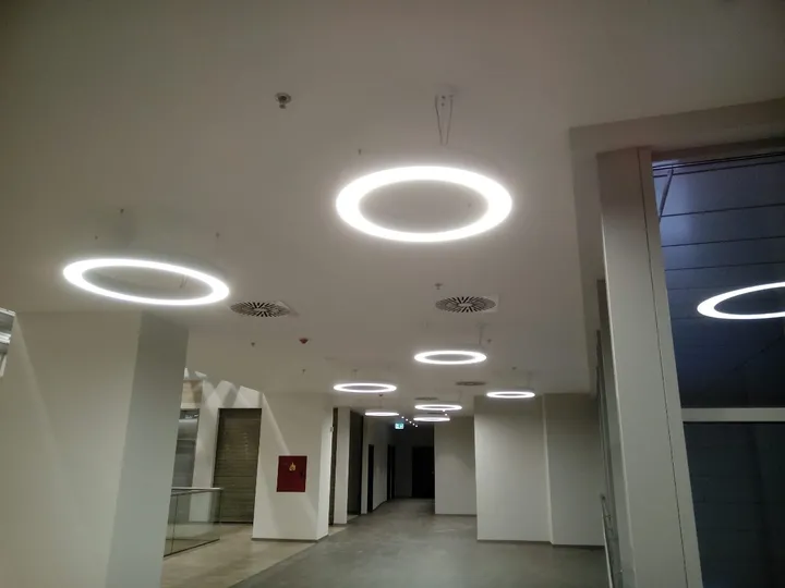 Στόμια αερισμού και κυκλικός φωτισμός σε διάδρομο