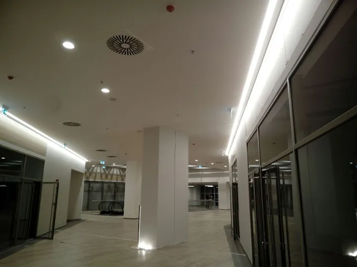 Γραμμικό στόμιο αερισμού κατά μήκος γυάλινης πρόσοψης