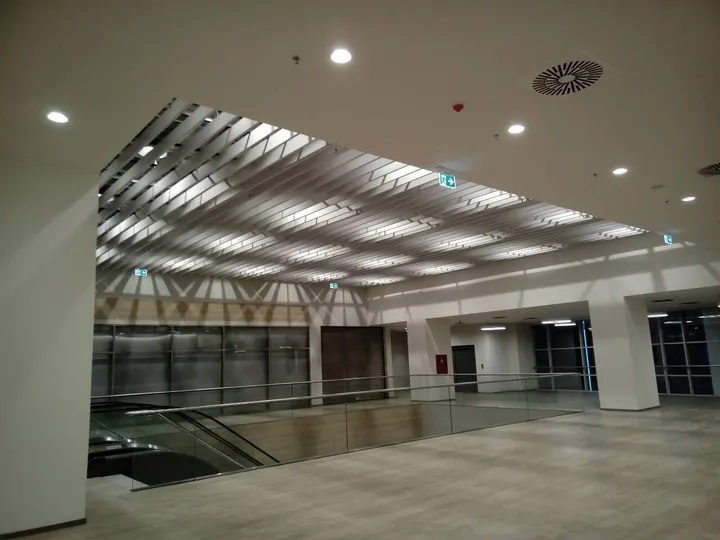Δίκτυο αεραγωγών σε επαγγελματικό χώρο υπό κατασκευή