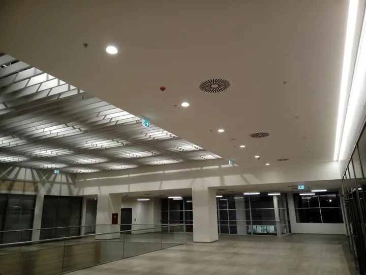 Συνδυασμός εμφανούς δικτύου αεραγωγών και ψευδοροφής