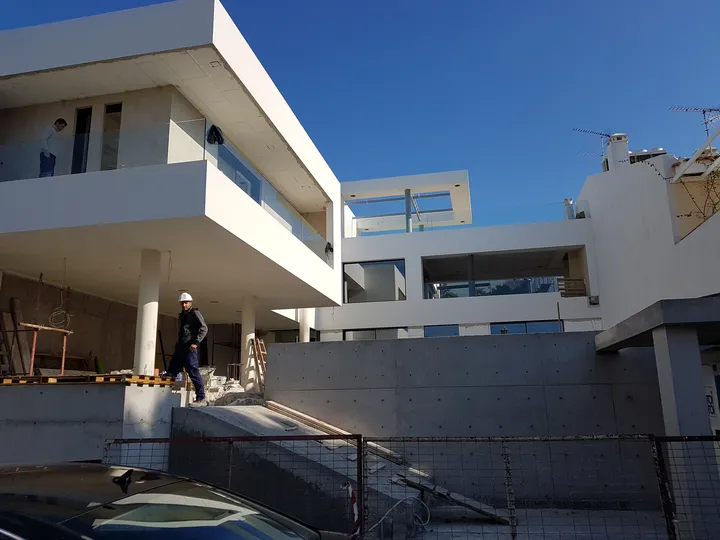 Εξωτερική όψη κτιρίου κατά τη διάρκεια εργασιών εγκατάστασης