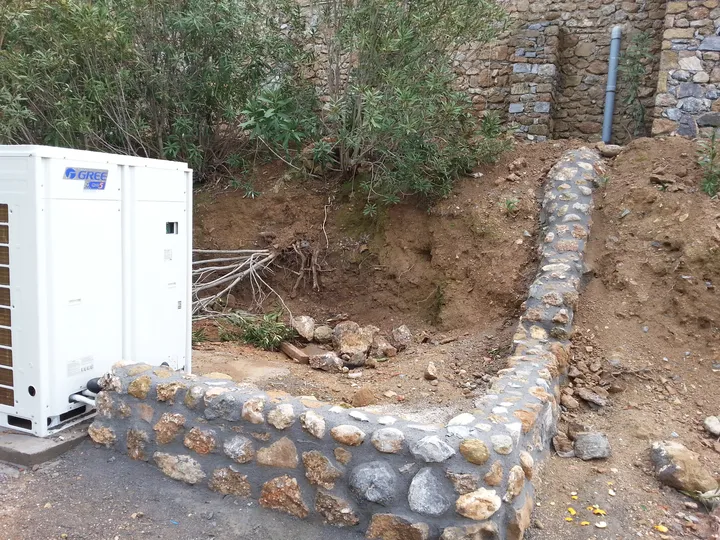Εξωτερική μονάδα εγκατεστημένη δίπλα σε πέτρινη διαδρομή