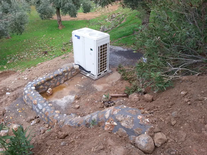 Βάση εξωτερικής μονάδας κλιματισμού σε κήπο