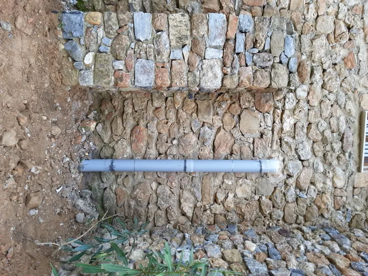 Όδευση σωλήνωσης κατά μήκος πέτρινου τοίχου