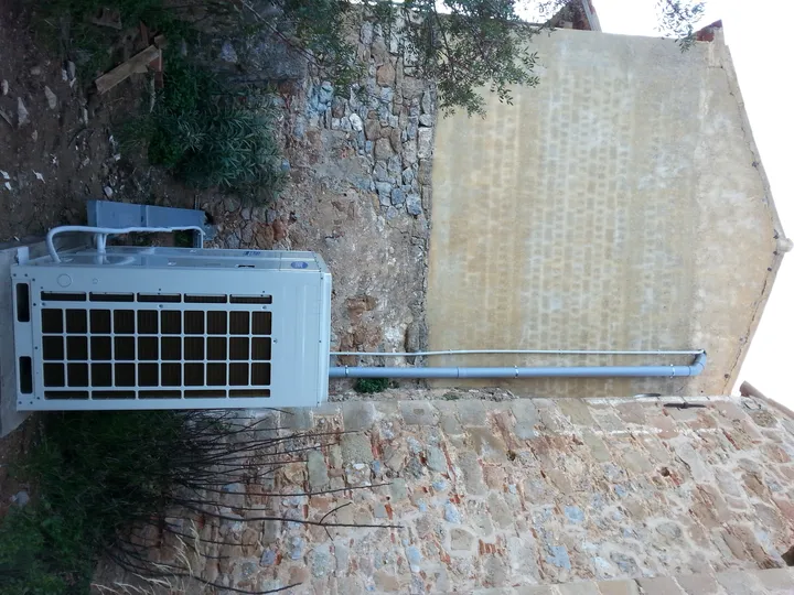 Εγκατάσταση εξωτερικής μονάδας και σωληνώσεων σε πέτρινο τοίχο